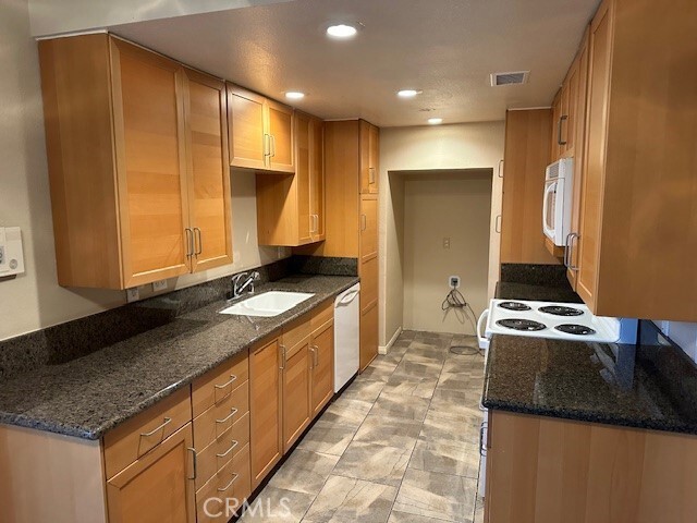 Building Photo - 915 Las Lomas Dr