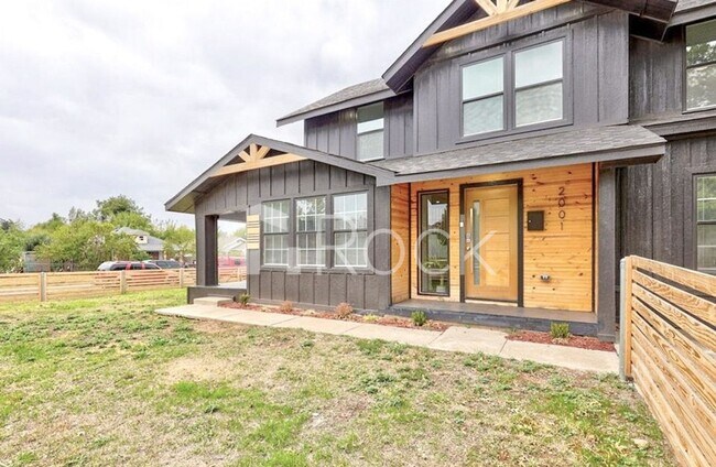 Building Photo - 4 Bedroom Home with 2.5 Bathrooms on a Corner Lot near Plaza District
