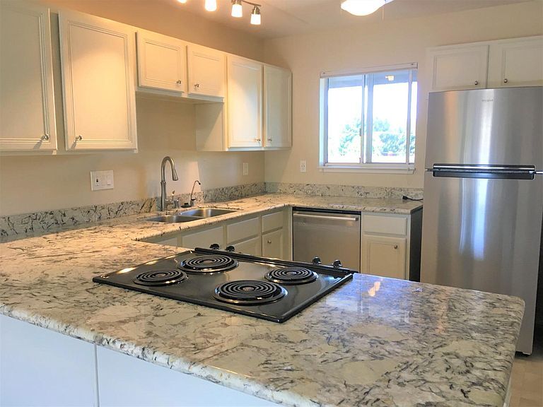Full Kitchen - 308 River St