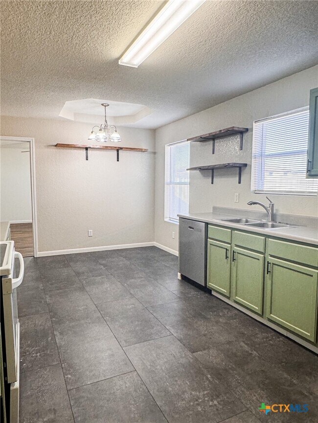 Building Photo - 3203 Viewcrest Dr