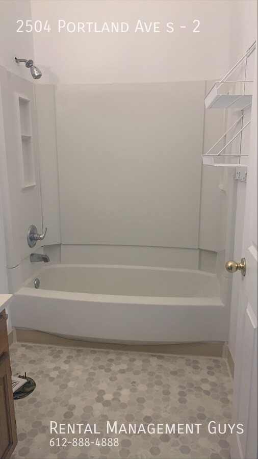 Building Photo - 3 Bed 1 Bath in South Minneapolis! Afforda...