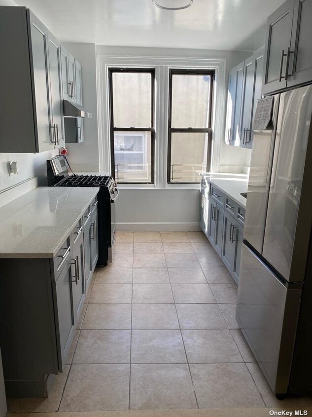 Primary Photo - 1331 Bronx River Ave