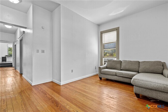 Foto del edificio - 527 W San Antonio St