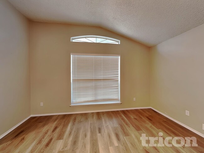 Building Photo - 327 Moss Hill Dr