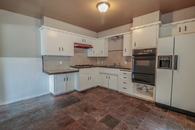 Building Photo - Cute 2-Bedroom near 19th & Quaker!
