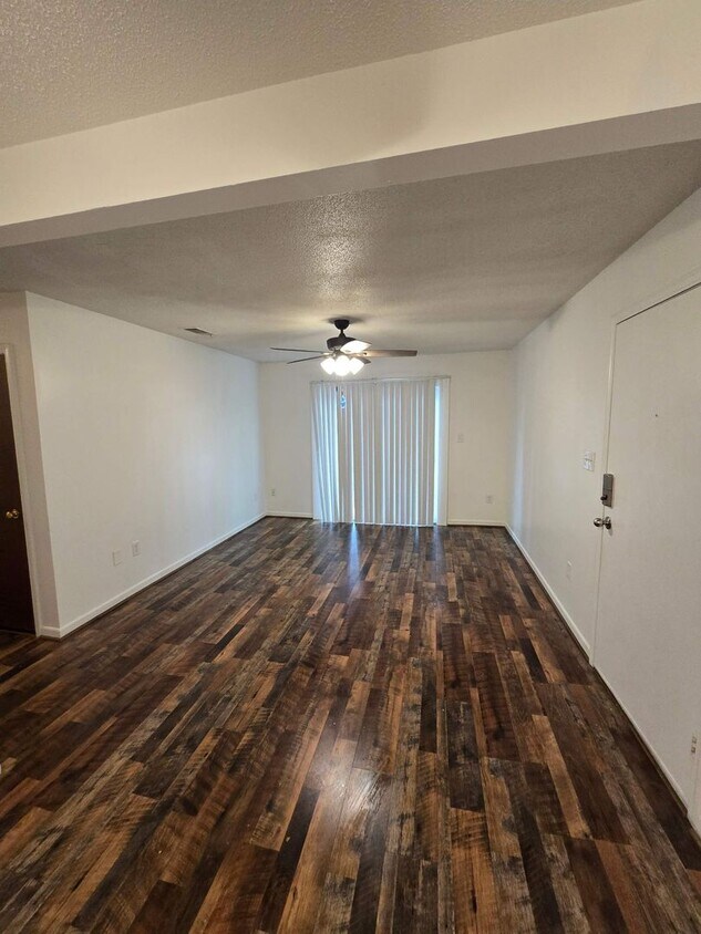 Foto principal - 2 bedroom 1 bath condo
