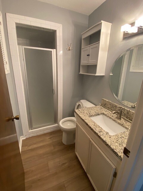 Master bath with granite countertops. - 607 King Arthur St