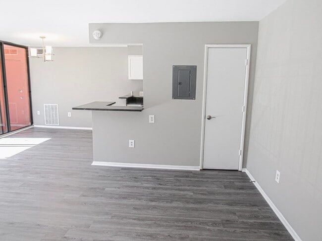 Building Photo - Bright and Modern 1 Bed 1 Bath Condo With ...