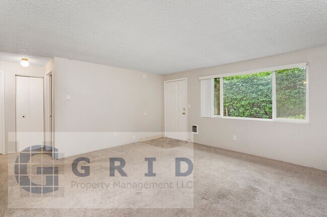 Foto del edificio - Two Bedroom Apartment Available - Private Yard Space - $500 MOVE IN SPECIAL!