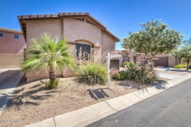 Building Photo - 544 E Rainbow Dr