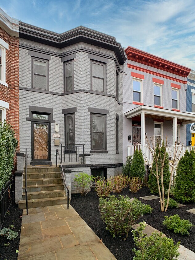 Foto principal - 1421 North Carolina Ave NE