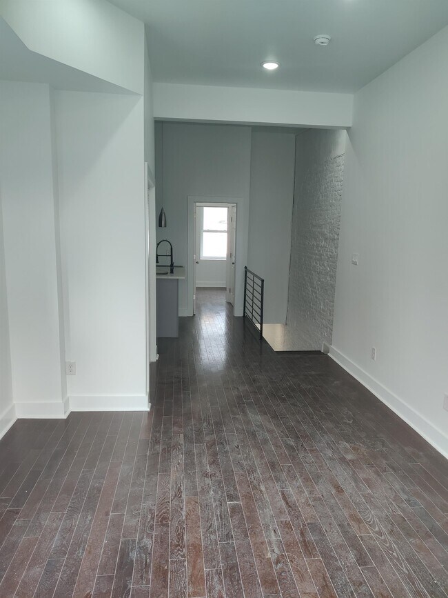 Building Photo - 628 Diamond St