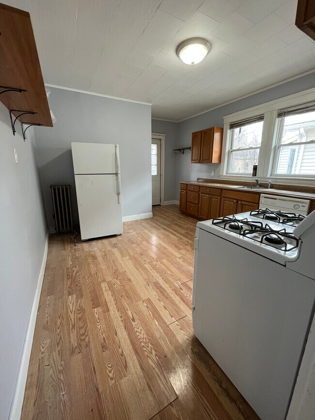 Building Photo - 70 Brentwood St