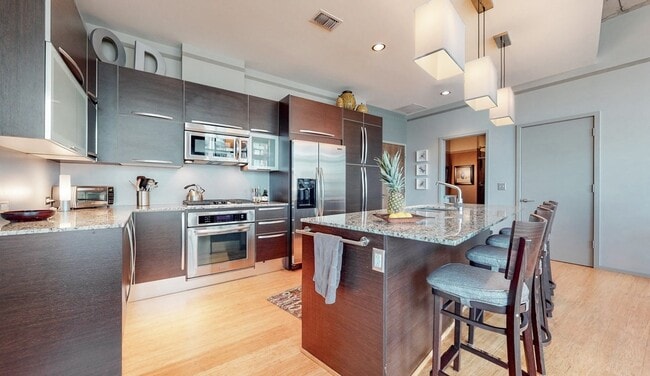 Foto del edificio - 700 12th Ave S