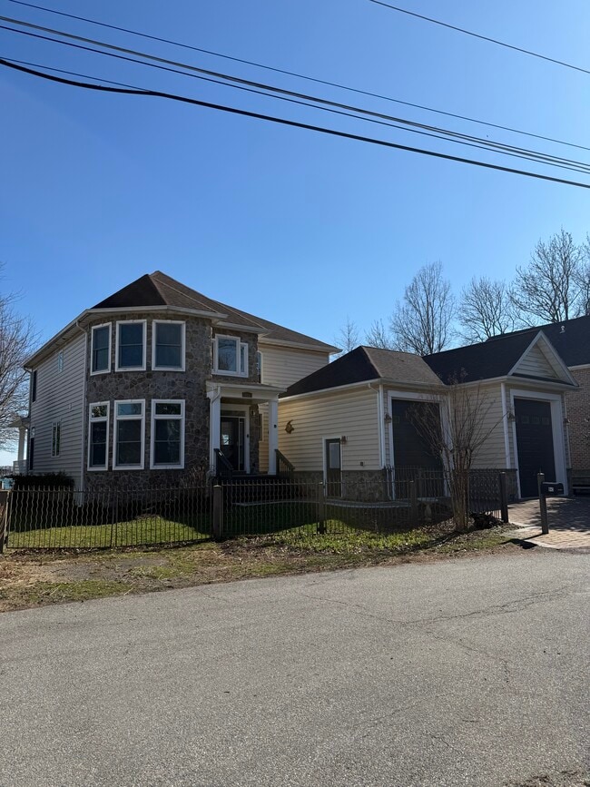 Photo - 943 Williams St House