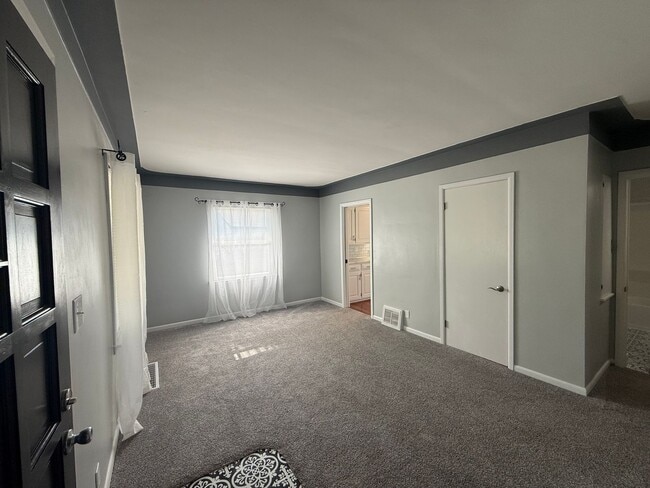 Building Photo - Beautifully Updated 2 Bed, 1 Bath Home for...