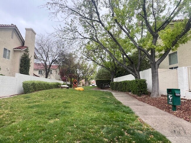 Building Photo - Fabulous 3 bedroom  Home