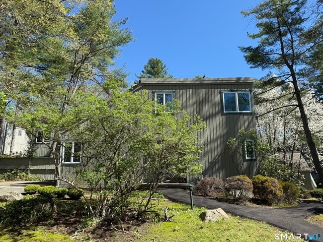 Building Photo - 2 Talcott Glen Rd