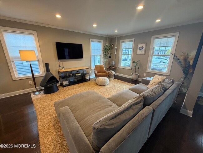 Building Photo - 510 Lareine Ave