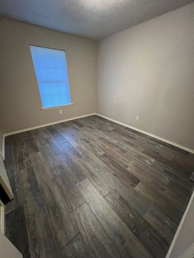 Building Photo - 3 Bed, 1 Bath House. 1 Car Garage