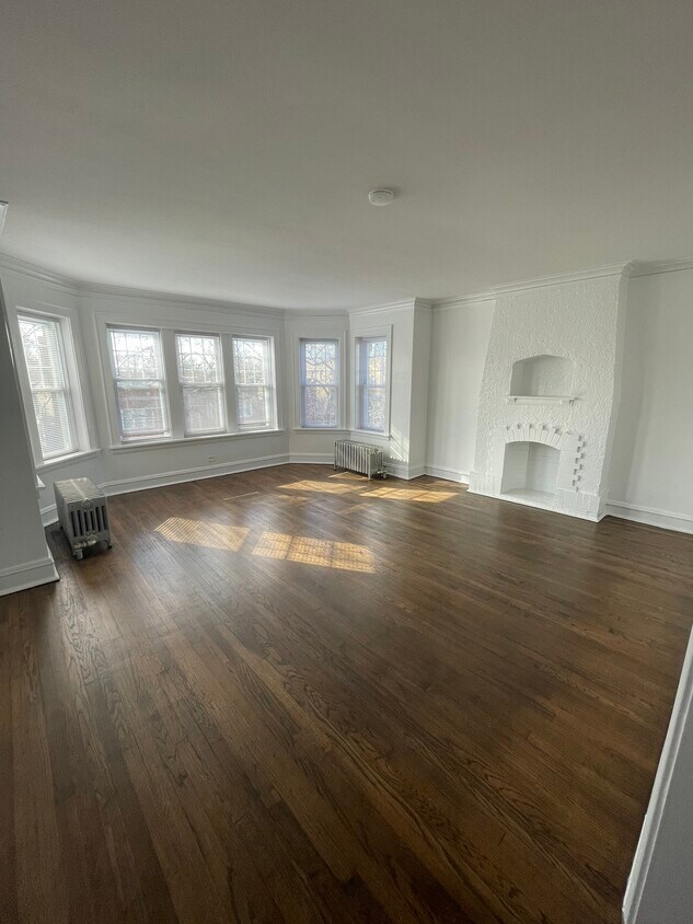 Living Room - 5435 N Kimball Ave
