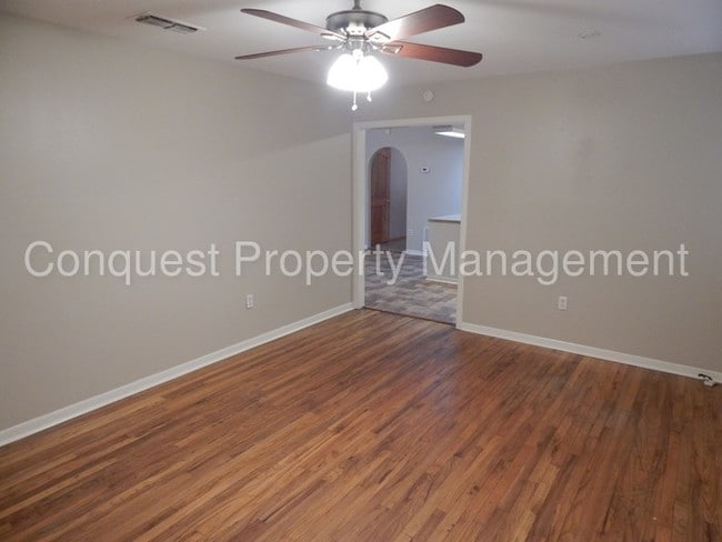 Building Photo - Spacious 3 Bedroom Farm House with Acreage