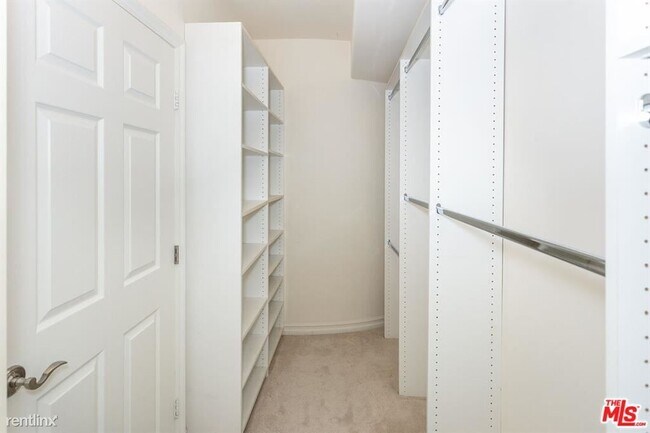 Foto del edificio - 2 br, 2 bath Condo - 1000 Granville Ave Ap...