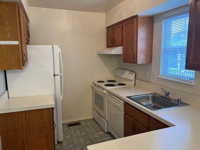 Building Photo - Spacious Townhome Close To EVERYTHING