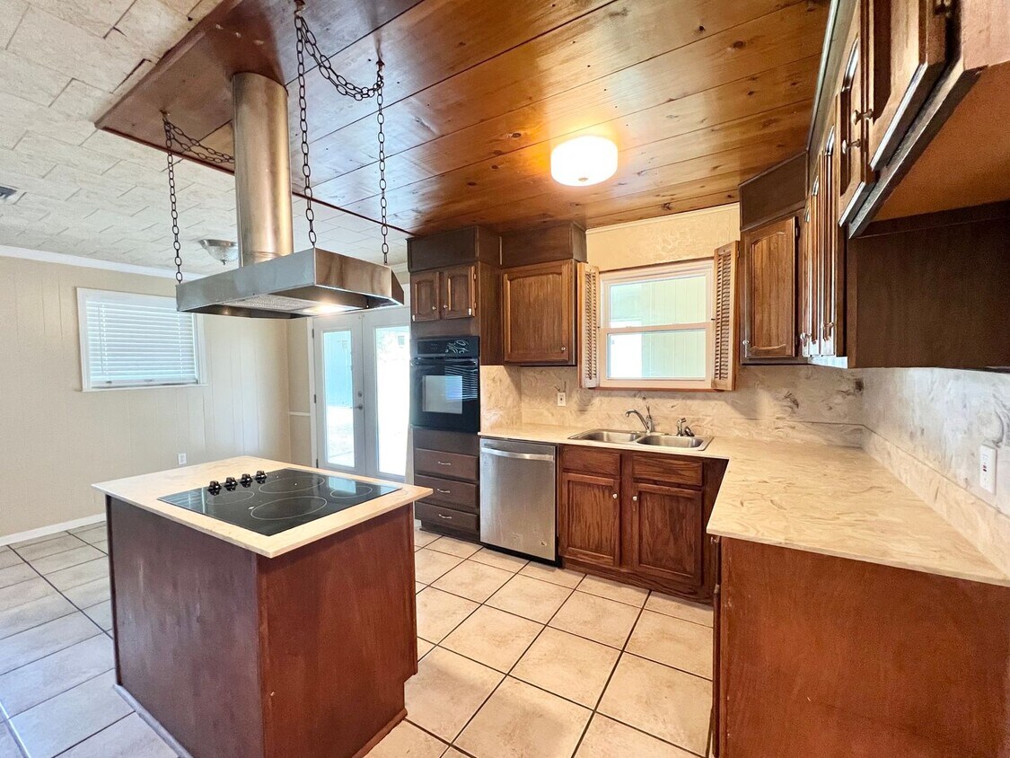 Primary Photo - Three Bedroom Home with a Spacious Backyard