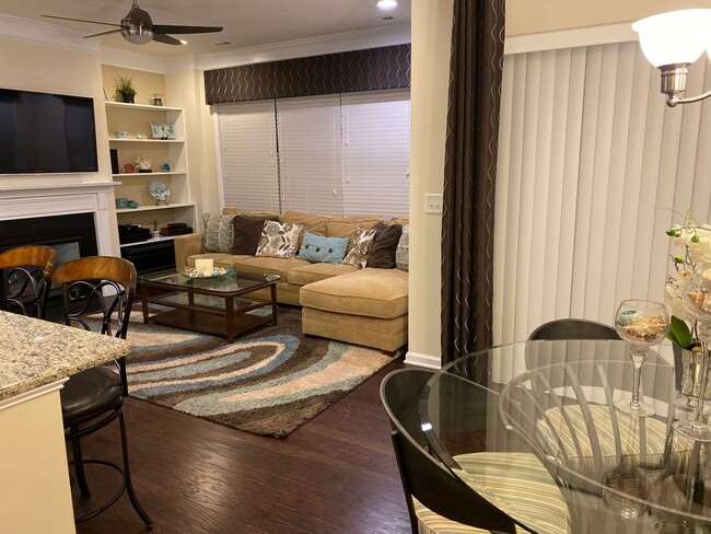 Foto del edificio - Beautiful 3 Bedroom, 2.5 bath with 2 Car G...