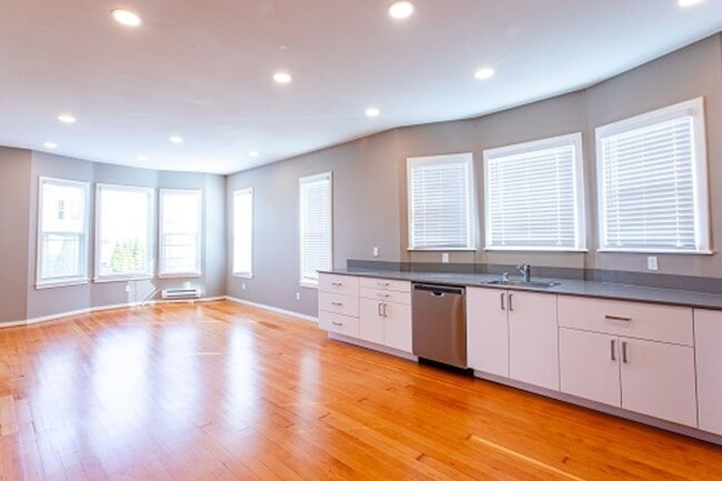 Building Photo - 1715