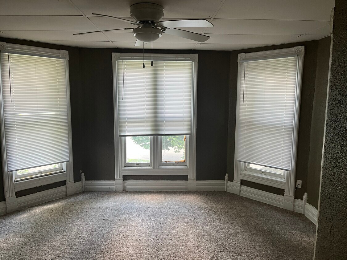 Airy and bright master bedroom - 830 W Jefferson St