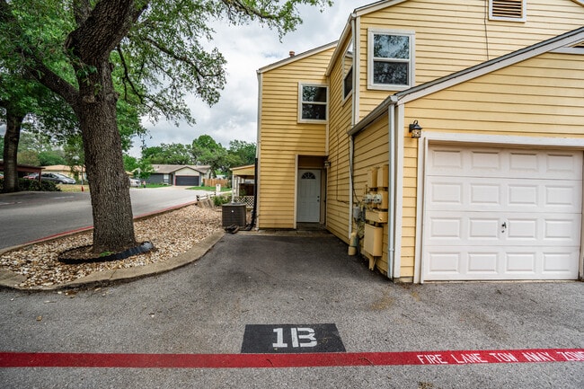 Foto del edificio - Room in Condo on Beauregard Cir