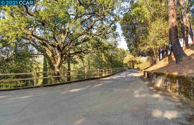 Foto del edificio - 410 Montcrest Pl