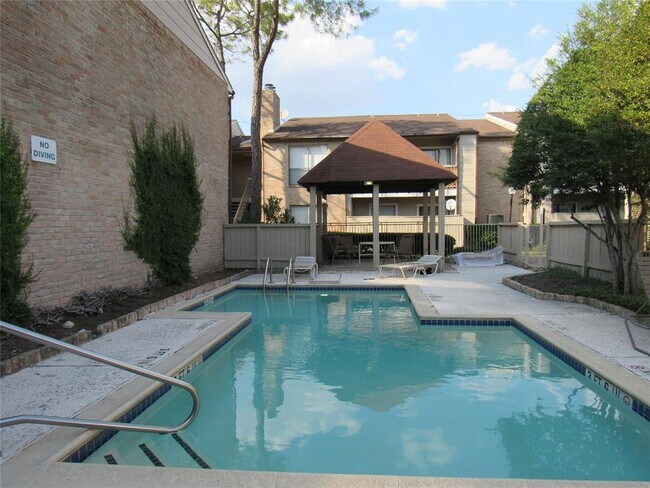 Foto del edificio - 2100 Wilcrest Dr