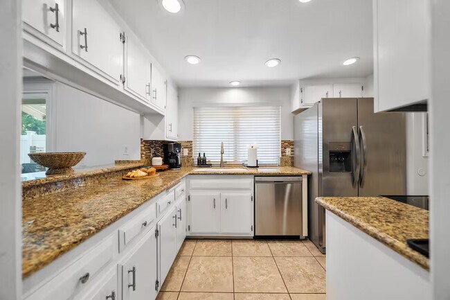 Foto del edificio - 2718 Nectarine Ave