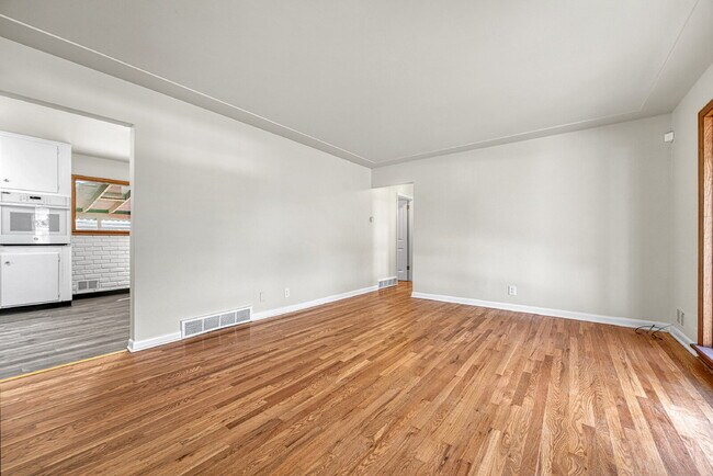 Foto del edificio - $2,595, 3-bed, 2-bath located in Denver.