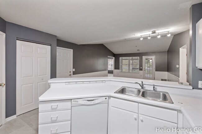 Building Photo - 3147 Poplar Creek Dr SE