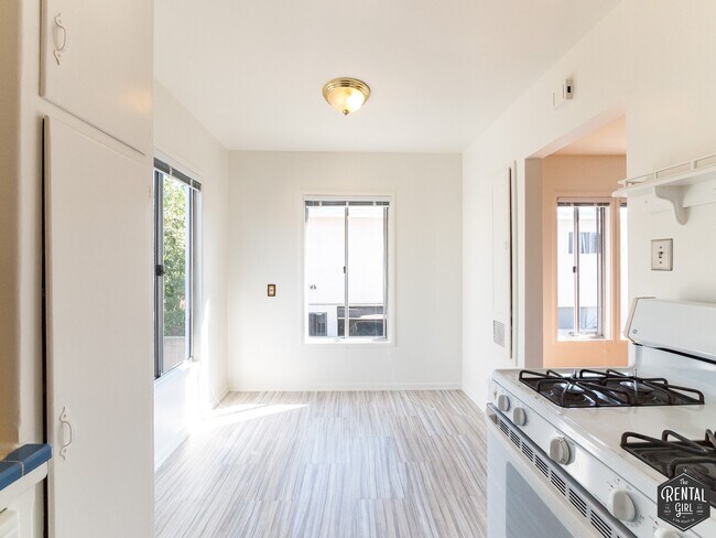 Building Photo - Cute as a Button - Corner/Upper 1BD in Palms!