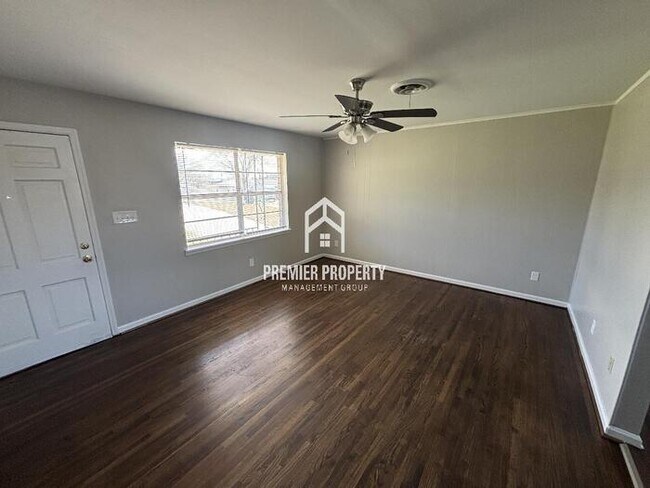 Building Photo - 1105 Mountain Dr