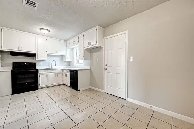 Building Photo - 515 Bluebonnet Dr