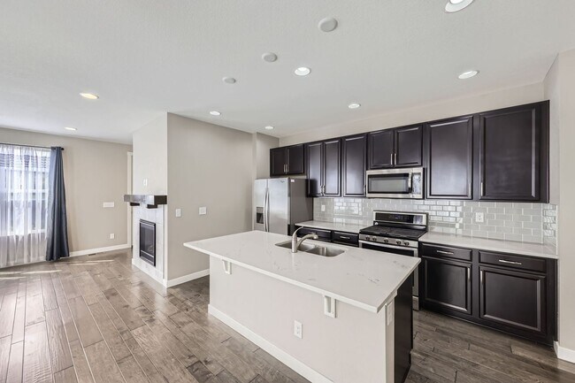 Foto del edificio - Vibrant 3 Bed 2 1/2 half bath townhouse in...