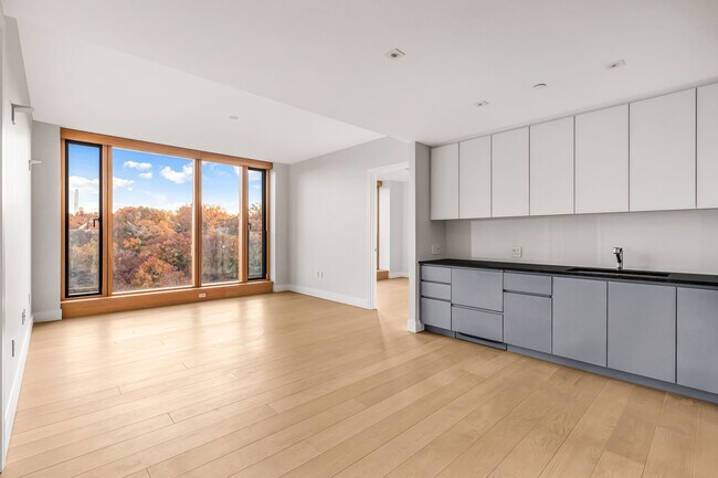 Building Photo - 145 Central Park N