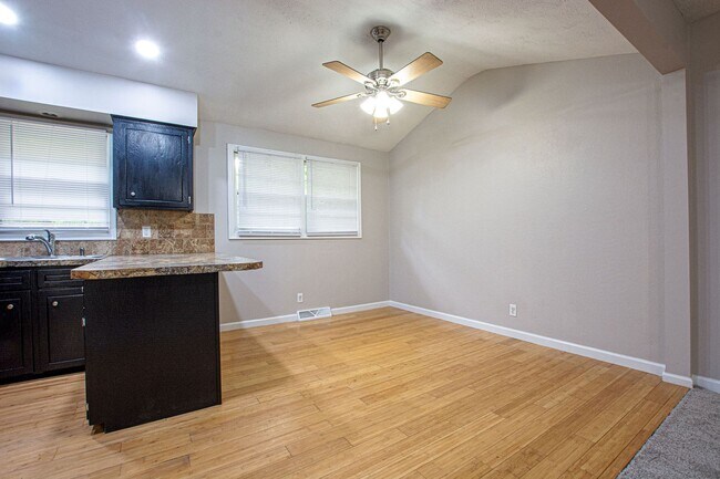 Foto del edificio - 3 Bedroom / 1.5 Bath in LaVista!!