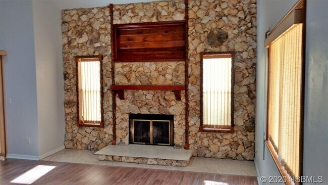 Foto del edificio - 448 Shorewood Ln