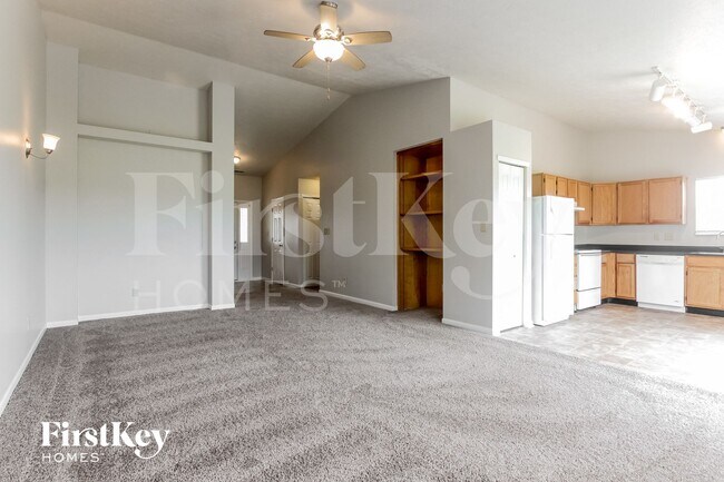 Building Photo - 2215 Rolling Oak Dr