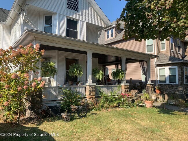 Building Photo - 1739 Sanderson Ave