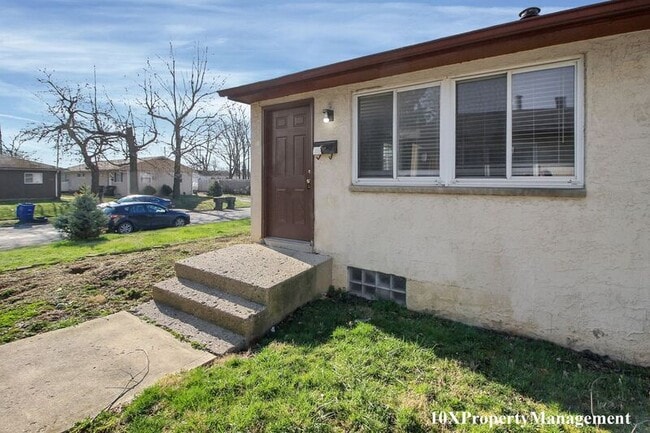 Building Photo - 2451 Hiawatha St