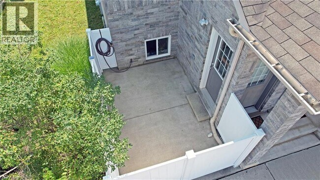 Building Photo - 240 Westmeadow Dr