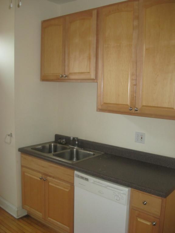 Building Photo - 859 W Cornelia Ave